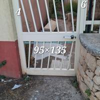 Cancelletto bianco con serratura e lucchetto