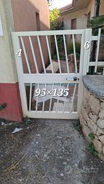 Cancelletto bianco con serratura e lucchetto