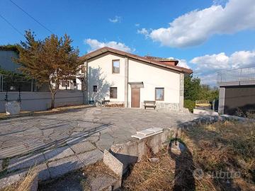 Villa di 130 m² con 3 locali e box auto a Rocca Su