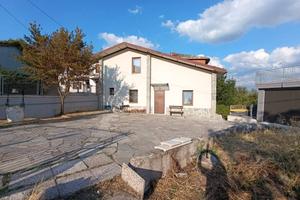 Villa di 130 m² con 3 locali e box auto a Rocca Su