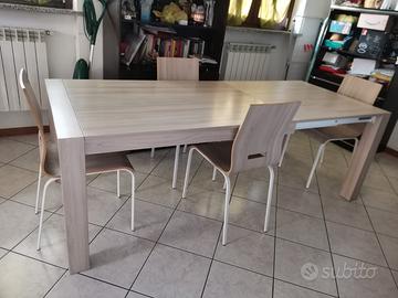 Tavolo allungabile con 4 sedie  