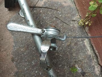 Leva con deragliatore