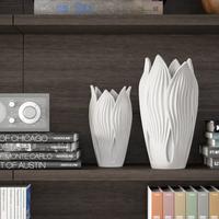 Vaso a forma di fiore arredo elegante e  raffinato