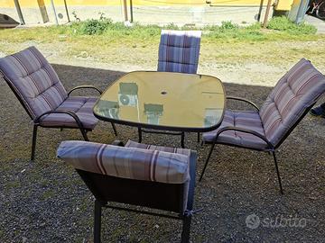 Tavolo e sedie da giardino