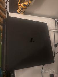 Ps4 con 3 joystick e monitor