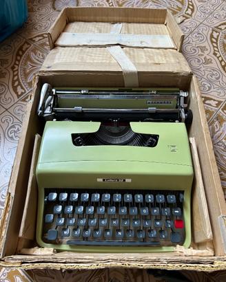 Macchina da scrivere vintage Olivetti