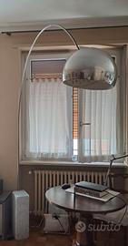 Lampada Arco di Achille Castiglioni per Flos