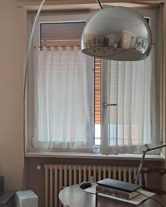 Lampada Arco di Achille Castiglioni per Flos