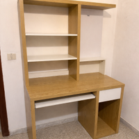 Mobile scrivania in legno chiaro con ripiani