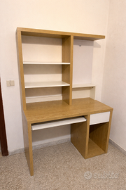 Mobile scrivania in legno chiaro con ripiani