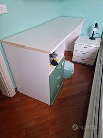 Scrivania bianca e verde