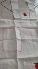 Grembiule e presine ricamate a punto croce