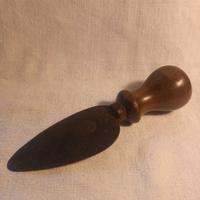 Coltello da formaggio, antico e marcato.