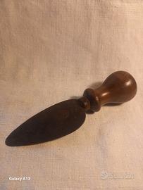 Coltello da formaggio, antico e marcato.