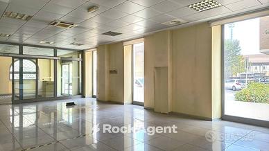 AMPIO LOCALE COMMERCIALE CON 5 VETRINE IN CENTRO A