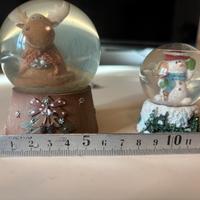 Due palle di vetro con neve