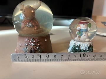 Due palle di vetro con neve