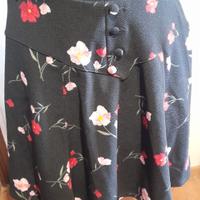gonnellino nera con fiori