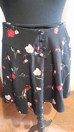 gonnellino nera con fiori