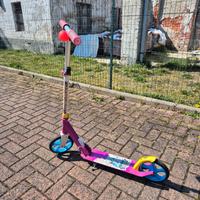 monopattino per bambini regolabile in metallo.