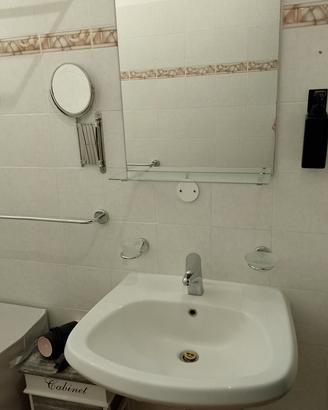 specchio e lavabo