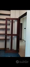 Porta battente in legno con vetro per interni