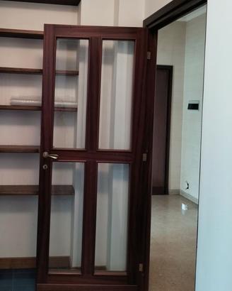 Porta battente in legno con vetro per interni
