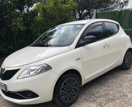 Lancia Ypsilon hybrid/benzina con Gpl