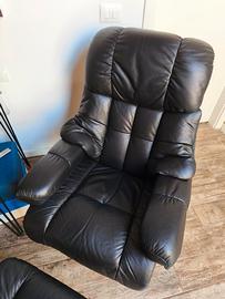 Poltrona in pelle con pouf Robas Lund