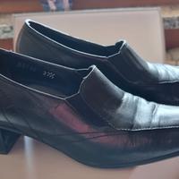 scarpe in pelle nera, molto comode.