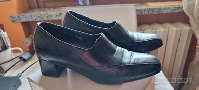 scarpe in pelle nera, molto comode.