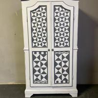 Armadio antico laccato vintage