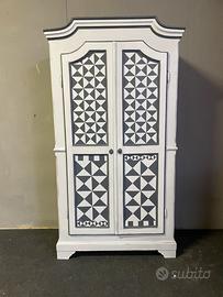 Armadio antico laccato vintage