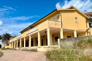 Porto Palma- Ampio Loc. Commerciale vista sul mare