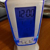 Sveglia digitale con luce blu e musichette