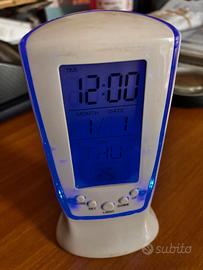 Sveglia digitale con luce blu e musichette