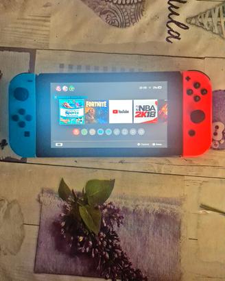 Nintendo Switch in discrete condizioni.