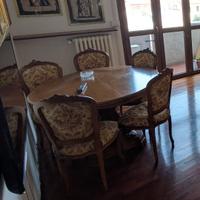 Tavolo rotondo sala con sedie