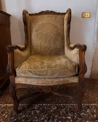 Poltrona antica itagliata in legno- stile Luigi XV