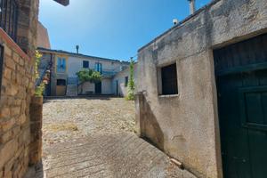 Terreno con fabbricati