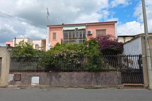 Casa indipendente con giardino e doppio ingresso