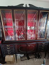 Credenza laccata con cristalliera stile inglese