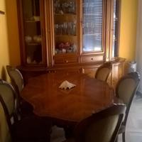 credenza, tavolo con 5 sedie 