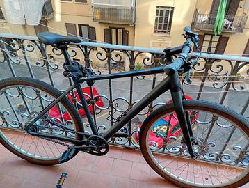 Bicicletta Cube Hyde Pro