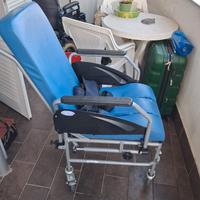 Sedia a rotelle di marca Komoda con cuscini