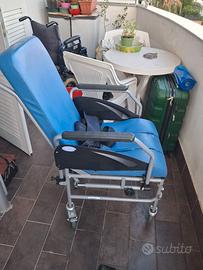 Sedia a rotelle di marca Komoda con cuscini