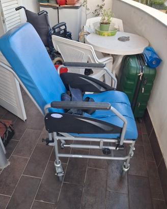 Sedia a rotelle di marca Komoda con cuscini