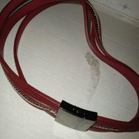 bracciale sottile in pelle rossa con il logoMiu M