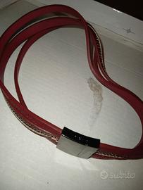 bracciale sottile in pelle rossa con il logoMiu M