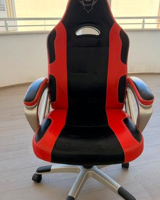 Sedia da gamer usata ma tenuta bene